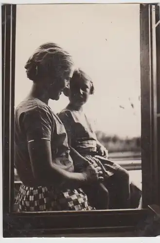 (F25897) Orig. Foto Mädchen sitzen am Fenster 1928