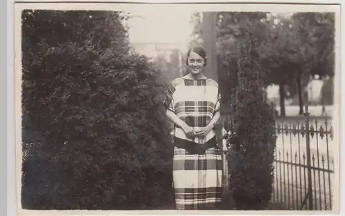 (F25885) Orig. Foto junge Frau Grete Clausius steht im Garten 1925