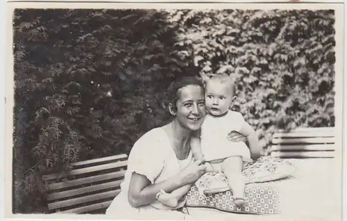 (F25884) Orig. Foto Frau m. Kleinkind im Garten 1925
