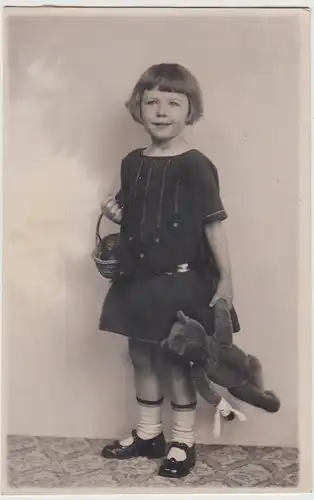 (F25882) Orig. Foto kleines Mädchen m. Teddy, verbundene Pfote 1925