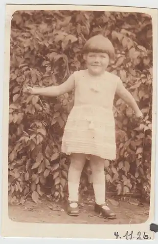 (F25880) Orig. Foto kleines Mädchen im Freien 1926