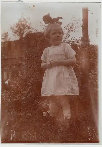 (F25878) Orig. Foto kleines Mädchen m. Schleife im Haar im Freien 1926