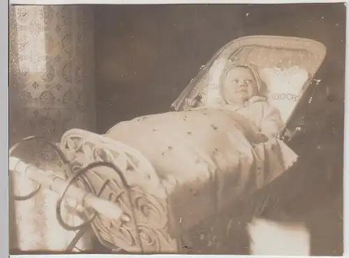 (F25873) Orig. Foto Kleinkind im Kinderwagen 1920er