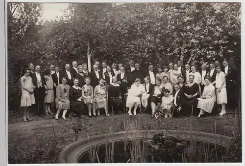 (F25870) Orig. Foto Hochzeit, Gruppenbild im Garten, Springbrunnen 1910/20er