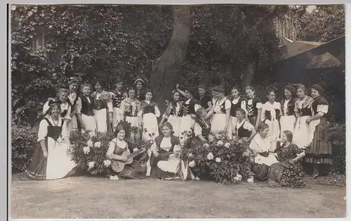 (F25869) Orig. Foto Frauen in Tracht, Blumen, Gitarre 1918