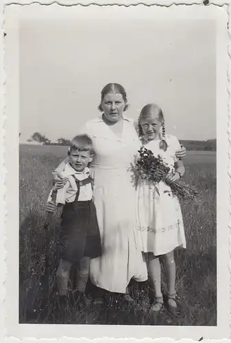 (F25868) Orig. Foto Frau mit Kindern auf dem Feld, Spaziergang 1935