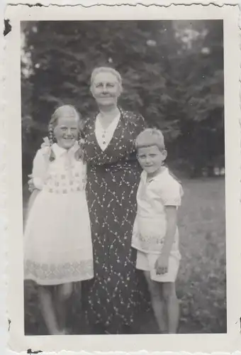 (F25866) Orig. Foto Frau mit Kindern im Freien 1935