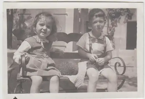 (F25865) Orig. Foto Kinder mit einem Igel auf einer Bank 1935