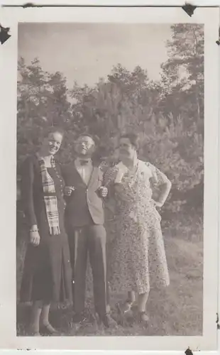 (F25863) Orig. Foto Herr u. 2 Damen eingehenkelt im Freien 1935