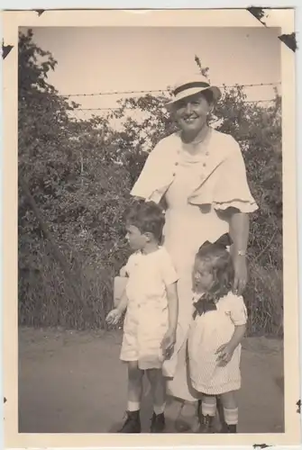 (F25862) Orig. Foto Frau mit Kindern unterwegs, Spaziergang 1935