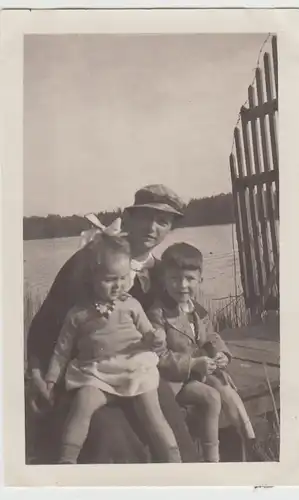 (F25857) Orig. Foto Frau mit Kindern an einem See 1935