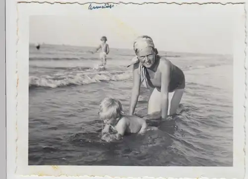 (F25852) Orig. Foto Frau mit Kleinkind am Ostseestrand 1934