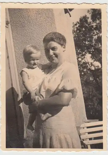 (F25851) Orig. Foto Frau mit Kleinkind auf dem Arm 1934