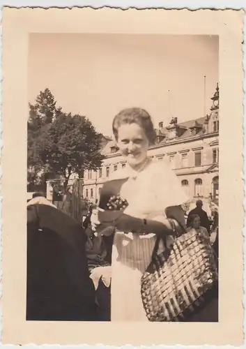 (F25829) Orig. Foto Eisenach, Frau auf dem Markt 1934