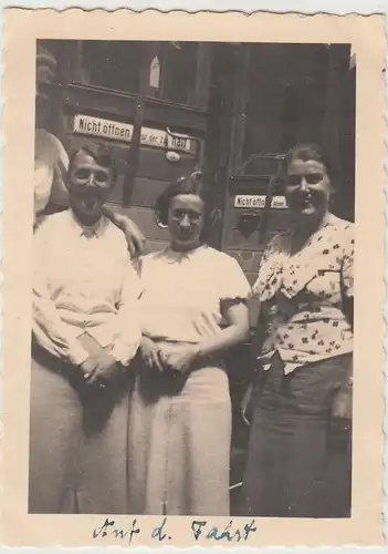 (F25823) Orig. Foto Frauen auf dem Bahnhof, am Abteilwagen 1934