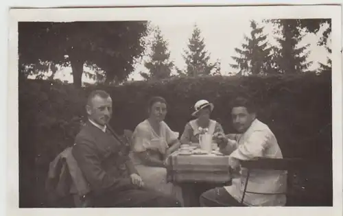 (F25822) Orig. Foto Personen sitzen am Kaffeetisch im Freien 1934