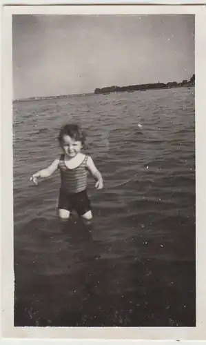 (F25821) Orig. Foto kleines Mädchen Jutta im Wasser 1934