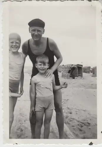 (F25820) Orig. Foto Warnemünde, Vater mit Kindern auf Strand-Weg 1934