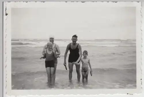 (F25819) Orig. Foto Warnemünde, Familie im Wasser 1934