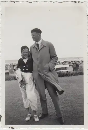 (F25818) Orig. Foto Warnemünde, Mann und Mädchen auf Strandpromenade 1934