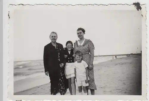(F25817) Orig. Foto Warnemünde, Frauen und Kinder am Strand 1934