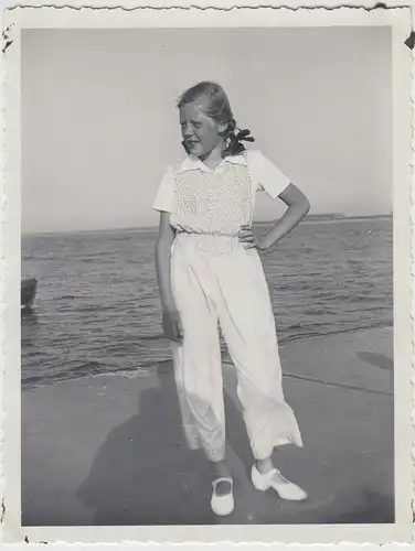 (F25809) Orig. Foto Warnemünde, Mädchen im Sommerkleid am Wasserrand 1934