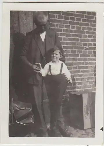 (F25804) Orig. Foto Mann mit Kind Axel am Haus 1934