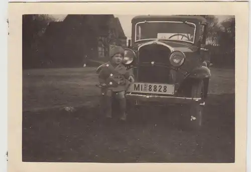 (F25802) Orig. Foto kleiner Junge sitzt auf Stoßstange, Kennz. MI, 1934