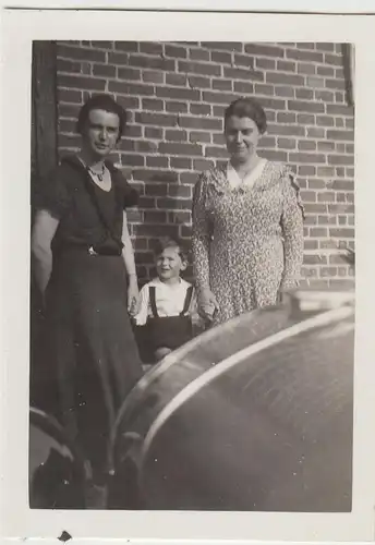 (F25801) Orig. Foto Frauen und Junge am Haus 1934