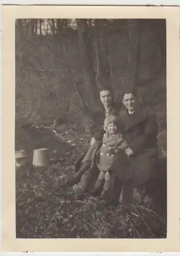 (F25800) Orig. Foto Familie mit Kind spazieren im Wald 1934