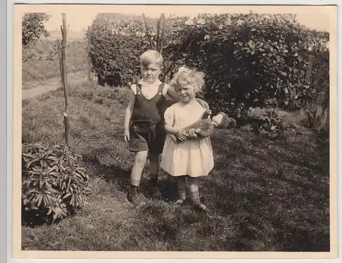 (F25799) Orig. Foto Kinder Friedhelm u. Helga m. Puppe im Freien 1934