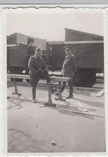 (F2580) Orig. Foto Luftwaffe-Soldaten auf Bahnsteig, Umbau Güterwgen, 1940