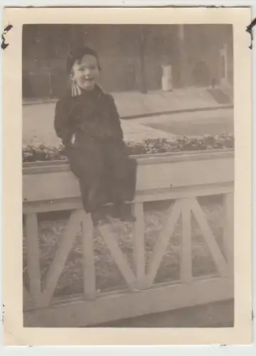 (F25783) Orig. Foto kleiner Junge Axel Horn sitzt auf Geländer 1934