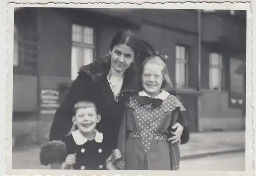 (F25782) Orig. Foto Frau und Kinder im Freien 1934