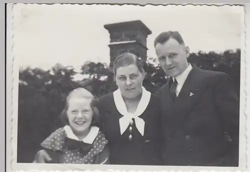 (F25781) Orig. Foto Mann, Frau und Mädchen im Freien 1934