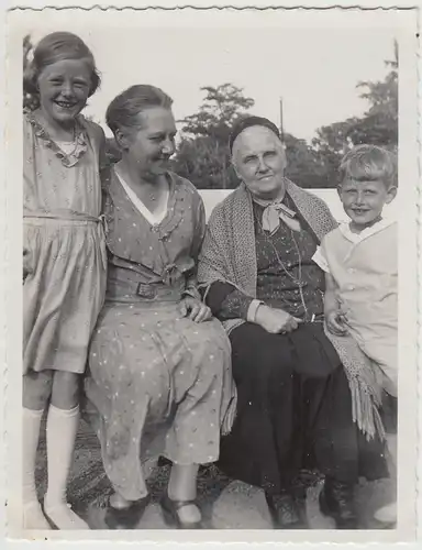 (F25779) Orig. Foto ältere Damen und Kinder im Freien 1933