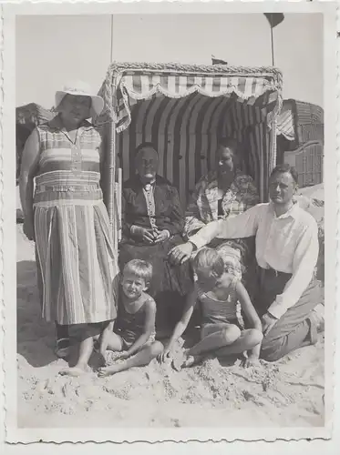 (F25778) Orig. Foto Warnemünde, Personen im Strandkorb 1933