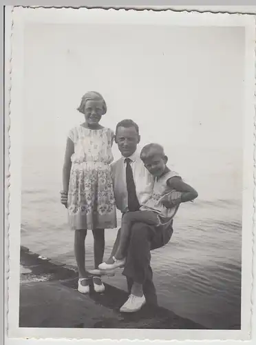 (F25777) Orig. Foto Warnemünde, Vater u. Kinder am Wasser 1933
