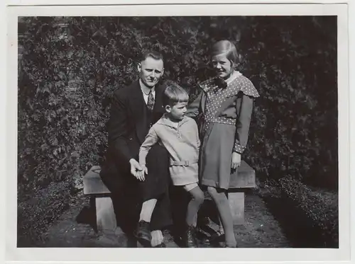 (F25773) Orig. Foto Mann und Kinder auf einer Bank am Haus 1933