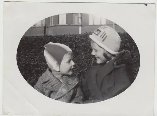 (F25771) Orig. Foto Kinder mit Mütze im Freien, Weihnachten 192