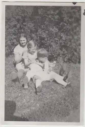 (F25769) Orig. Foto Kinder sitzen hintereinander auf der Wiese 1932