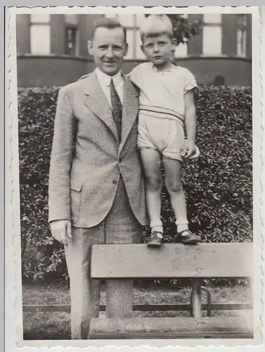 (F25762) Orig. Foto Mann und kleiner Junge an einer Bank 1932