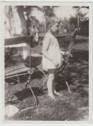 (F25760) Orig. Foto kleiner Junge Gert im Gartenlokal 1932