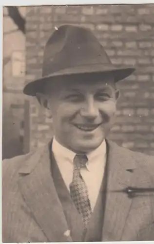 (F25754) Orig. Foto junger Mann mit Hut am haus 1930er
