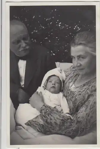 (F25753) Orig. Foto ältere Frau mit Kleinkind auf dem Arm 1933