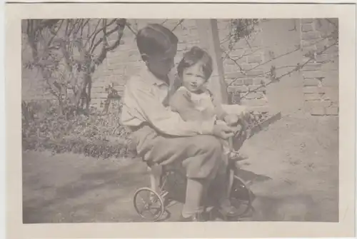 (F25752) Orig. Foto Kinder sitzen auf Dreirad 1933