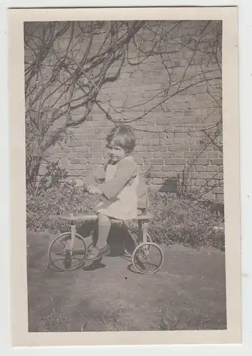 (F25750) Orig. Foto kleines Mädchen sitzt auf Dreirad 1933
