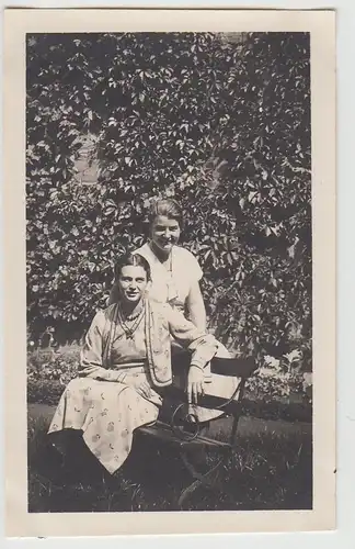 (F25748) Orig. Foto Frauen auf einer Bank im Freien 1932