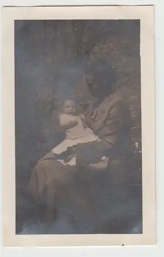 (F25747) Orig. Foto Frau mit Kleinkind am Haus 1933