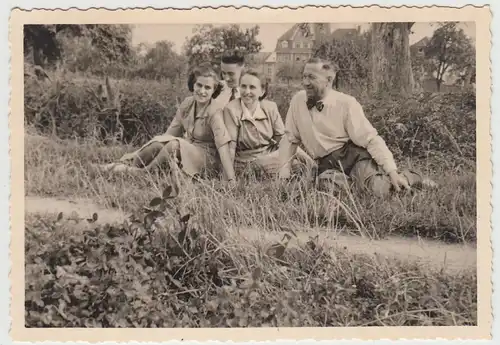 (F25743) Orig. Foto Personen sitzen im Gras, 1950